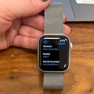 Apple Watch Series 4 & Mesh Apple Band